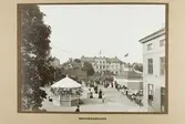 Industri- och slöjdutställning 21 juni - 16 juli 1911 i Örebro.
Utsällningen hölls vid Karolinska läroverket och Livregementets husarers ridhus vid Olaigatan. Bilderna är samlade i en bok med riktika fotokopior. Midsommardagen.

Ordförande för programkommittén var landshövding Theodor Nordström. Fabrikör Anton Hahn fungerade som närmaste man och vice ordförande. Med i styrelsen satt även stadsarkitekten Magnus Dahlander.
