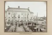 Industri- och slöjdutställning 21 juni - 16 juli 1911 i Örebro.
Utsällningen hölls vid Karolinska läroverket och Livregementets husarers ridhus vid Olaigatan. Bilderna är samlade i en bok med riktika fotokopior.

Ordförande för programkommittén var landshövding Theodor Nordström. Fabrikör Anton Hahn fungerade som närmaste man och vice ordförande. Med i styrelsen satt även stadsarkitekten Magnus Dahlander.

Utställningens öppnande.