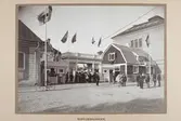 Industri- och slöjdutställning 21 juni - 16 juli 1911 i Örebro.
Utsällningen hölls vid Karolinska läroverket och Livregementets husarers ridhus vid Olaigatan. Bilderna är samlade i en bok med riktika fotokopior.
I samband med utställningen hölls ett lotteri på villan på bilden. Villa plus tomt i Rynninge Kronovägen 15 utgjorde vinst i ett lotteri där varje lott kostade 2 kronor. Byggnaden var värderad till 6.000 kr och i priset ingick även det befintliga möblemanget för 2.000 kr och så då tomten värd 3.000 kr. Villan var utställd av föreningen Egna Hem med huvudkontor i Motala.

Ordförande för programkommittén var landshövding Theodor Nordström. Fabrikör Anton Hahn fungerade som närmaste man och vice ordförande. Med i styrelsen satt även stadsarkitekten Magnus Dahlander.

Hufvudingången