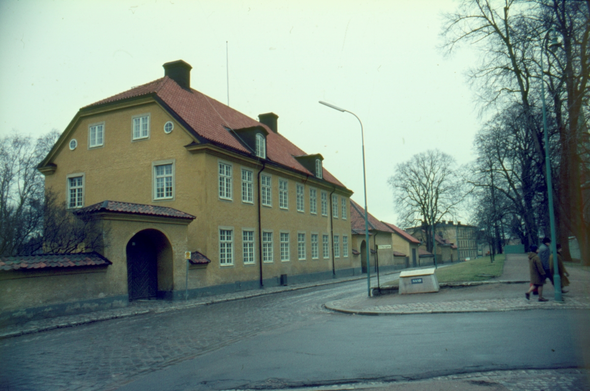 The Bishyard on Ås. In 1734, the dilapidated bishop’s house was replaced by a two-storey stone house and a brick roof. Architect Carl Gustaf Tessin. Done at 1733-36. The Bishyard has undergone several renovations, the largest already in the early 1780s and probably this renovation has given the building its present appearance. In 1879 a smaller extension was made and a renovation of the building was made in 1886. A major renovation was made around 1910 after drawings by Torben Grut, the master builder Oscar Nylander, and in the late 1990s the bishop’s yard had a colourful composition that was linked to the ideals that existed at the time the building was built.