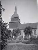 Tuna kyrka. I närheten av Tuna gård.