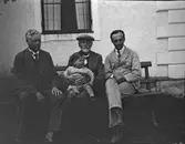 Fyra generationer är samlade på Tuna gård. Från vänster: Henning, Hugo Hammarskjöld med Per och Carl.