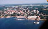 Borgholm med hamnen i förgrunden, Strand hotell till höger i bild.