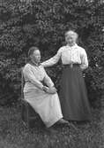Systrarna Lydia (sittande) och Anna Stina Olsson