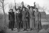 Einar Larsson, Åsmundshyttan och Josef Eriksson, Wästra Hästbo bakom damerna. Betty Eriksson, Wästra Hästbo i mitten