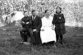 Emma och Edvard Lindstedt med barnen Svea och Gunnar i Väster Hästbo heden. (Gunnar dog 18 år gammal)