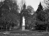 Vacker staty i parken (Örebro?)