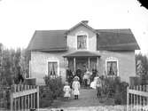 Familj framför villa i Kvillsfors. Troligtvis Gunnar Svenssons hus.