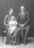 Familjeporträtt, Krister Karlsson med fru och dotter.