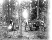 Grupp vid Mossbänken i Holsbybrunn år 1898.