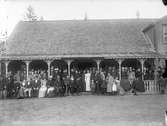 Gruppbild framför matsalen i Holsbybrunn år 1898.