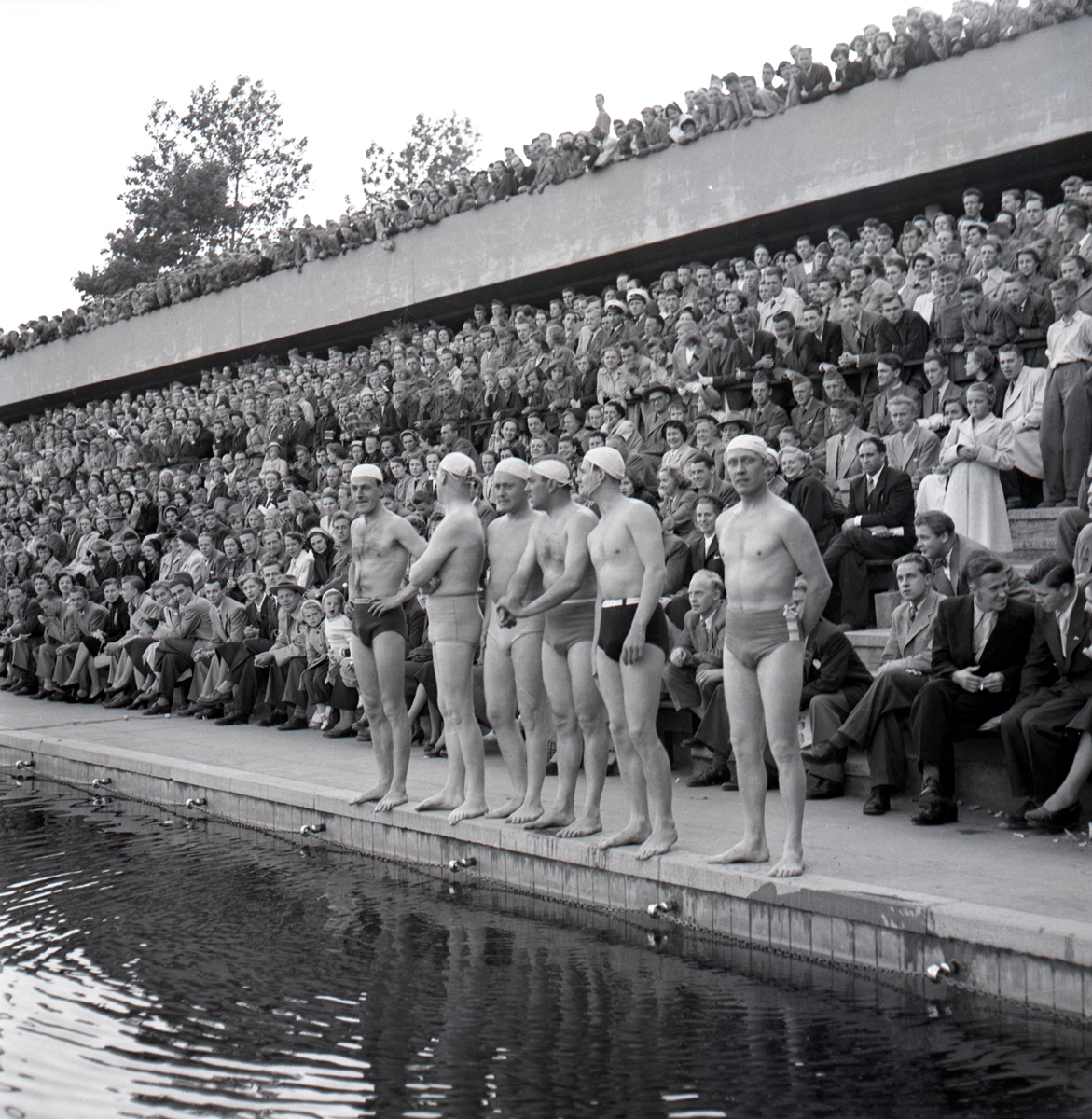 Swimming Contest at the Tinner Basin. The Tinner Basin was opened on 19 June 1938. The final design of the plant was created by the city architect Sten Westholm. The time-typical entrance, dressing and restaurant building is largely untouched since its construction. The driving political force behind the bath was the merchant Axel Brunsjö. In some circles, the Bath was called Brunsjö, after the merchant’s great commitment to the Bath and later became the foreman of the Bath.