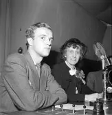 Röster i radio. Från Amerika, utsändning på studion.