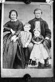 Porträtt. Familj med två barn. Repro av äldre foto.