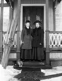 Kvinnor i trappan till huset






