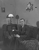 En man läser en bok




