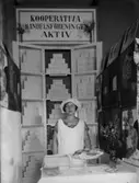 Kooperativa handelsföreningen Aktiv. Demostrationsstånd med försäljerska. Utställningsplåtar 1925.