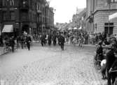 Parad på Algatan-Östergatan. Utställningsplåtar 1925. Stor folksamling.