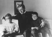 John Bauer tillsammans med Gurli Hertzman-Ericsons barn i Göteborg, troligen år 1907.