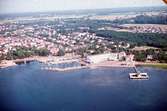 Flygbild över Borgholm med hamnen och Strand hotell i förgrunden samt kallbadhuset i vattnet.