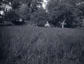 Peder Michilssonbrunnen bakom fältet på Tuna gård.