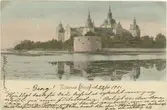 Kalmar Slott 1901.


Hjärtligt tack för både brefvet och vykortet som jag erhöll på min födelsedag.
Roligt...
Hoppas jag ej blir så gammal som 100 år det skulle blifva...
Hjärtliga hälsningar från din släkting E.B.
(Skrif snart!)