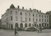 Eoska huset på Larmtorget. Huset byggdes för Emma Jenasson, f. Parrow och hennes barn sedan hon blivit änka. Namnet betyder Emma Och Söner.