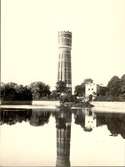 Gamla vattentornet, färdigt 1900, speglar sig i Systraströmmen.