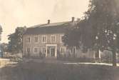 Kyrkoherdebostället i Söderåkra. Huvudbyggningen mot landsvägen, uppförd under tidigt 1800-tal, möjligen 1804.
Portalkolonnerna tillkomna under senare restaurering.