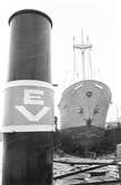 Ekensbergs varv 1970; bakom skorstenen på bogserbåten EKENSBERG (urspr. WIDAR) i bakgrunden i lilla dockan det danska lastfartyget TONNA.