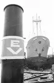 Ekensbergs varv 1970; bakom skorstenen på bogserbåten EKENSBERG (urspr. WIDAR) i bakgrunden i lilla dockan det danska lastfartyget TONNA.
