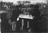 John och Ester Bauer tillsammans med vänner vid ett matbord utanför Rom i Italien, julen 1908.