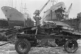 Ekensbergs varv 1970; vagn med metallskrot; i bakgrunden i lilla respektive stora dockan lastmotorfartygen TONNA (till v) och BECKY (till h)