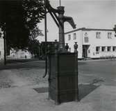 Allmän brunn, där boende i kvarteret fick hämta sitt vatten. Borgholms torg 1955.