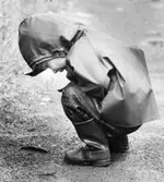 Kerstin tittar på en snigel.