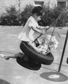 Vänersborg, Kerstin och Agneta gungar.