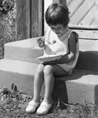 Forsebol, Kerstin äter jordgubbar med mjölk.