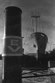 Ekensbergs varv 1970; bakom skorstenen på bogserbåten EKENSBERG (urspr. WIDAR) i förgrunden i lilla dockan ses det danska lastfartyget TONNA..