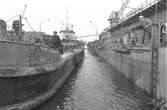 Ekensbergs varv 1970; i flytdockan oidentifierad pråm, i bakgrunden bogserbåten GARPEN (1954)