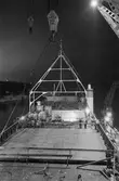 Ekensbergs varv 1970; Transatlantics lastfartyg SCANDIC förlängs i stora dockan; ny sektion lyfts på plats med hjälp av pontonkranen LODBROK.