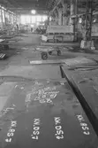 Ekensbergs varv 1970; utskuren fartygsplåt på golvet i stora plåthallen
