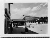 Årsta Centrum
Exteriör. Vid torget, människor i förgrunden. Bibliotek.