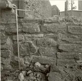 Kalmar slott
Västra förborgen
Nordligaste kontreforen, söder om ingångsvalvet. Den mot söder vettande sidan med igenmurad öppning.