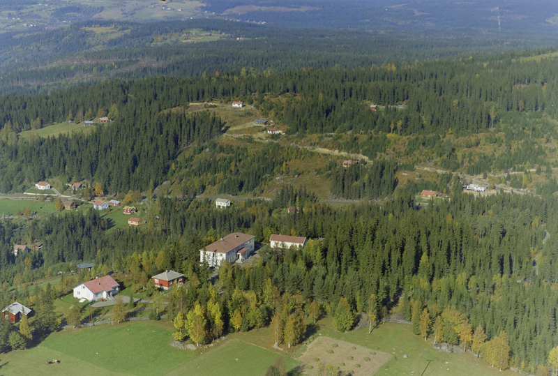 Lillehammer, Solhøgda med Solhøgda Turisthotell i forgrunn, Messenlivegen med Vårsetervegen inn i bildet fra høyre. Ved venstre bildekant er bruket Alfonshaugen. Bilde tatt mot nord