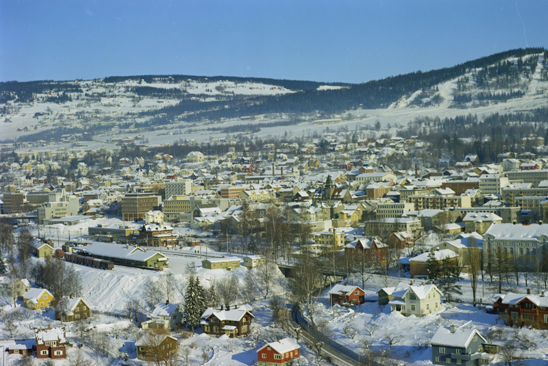 Lillehammer sentrum, bebyggelse, bygninger, landskap, vinter, til høyre Hammartun skole og til venstre Lillehammer skysstasjon med Lysgård bak i bildet