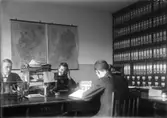 Färgfabriken Standard.  Kontorslokal,  tre män vid skrivbord. Samma män som bilden DTB- 232.
