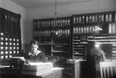 Färgfabriken Standard.  Kontorslokal, man och kvinna vid skrivmaskiner.