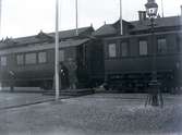 Kung Gustav V kliver av tåget vid järnvägsstationen i Kalmar, och en matta har lagts ut.