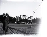 Kajen i Borgholm 1917.
I bakgrunden syns Badrestaurangen som från 1900-talets början och fram till 1930-talet var centralpunkten för societetslivet i Borgholm. Vid mitten av 1950-talet blev det danspalats med namnet Restis till det brann ned 1973.