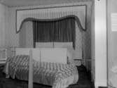 Utställningsplåtar 1925. Utställda möbler, sängar.